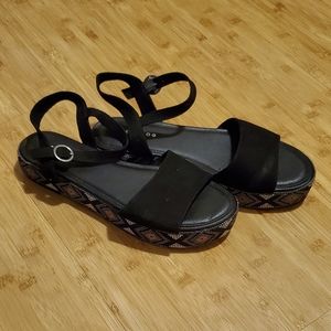 NWOB Rocket Dog platforms